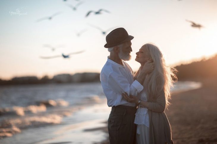 Pareja de ancianos en una sesión de fotos 