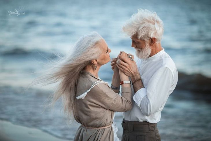 Pareja de ancianos en una sesión de fotos 