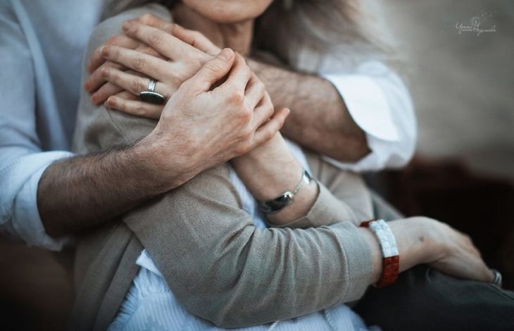 Pareja de ancianos en una sesión de fotos 