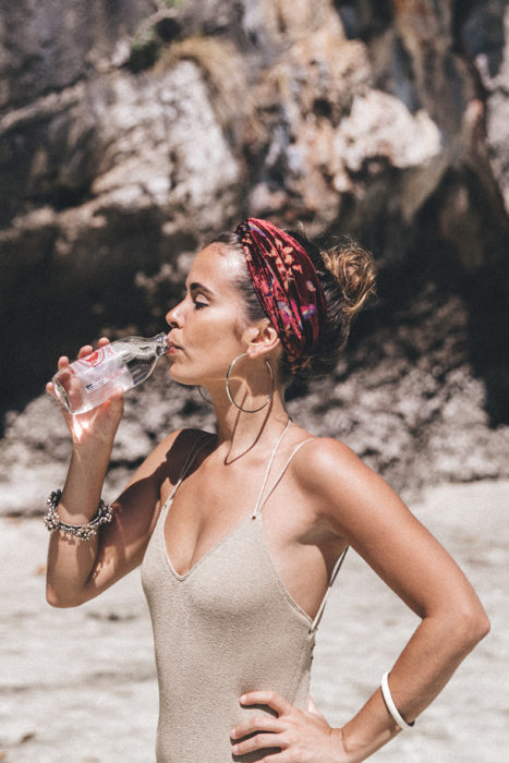 Chica usando una mascada en la playa 