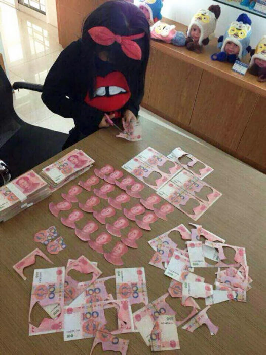 niña cortando billetes 