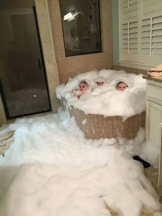 niños en la bañera 