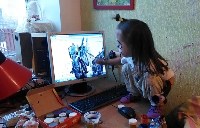niña con computadora 