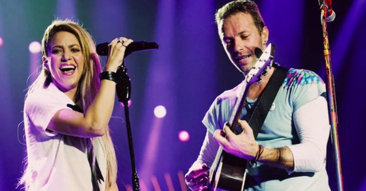 Shakira hace a Chris Martin Cantar en español y de hecho no lo hace mal
