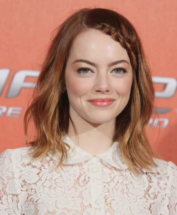 Emma stone usando una trenza al frente 