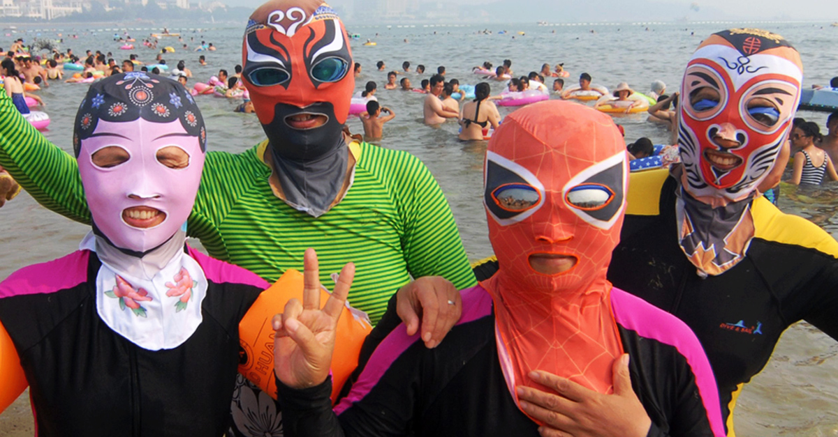 El facekini la moda que invade las playas chinas este verano