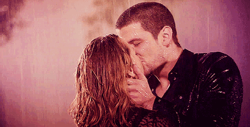 hombre y mujer besandose bajo la lluvia 