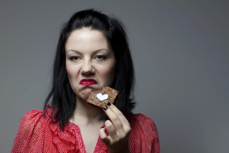 chica comiendo brownies 