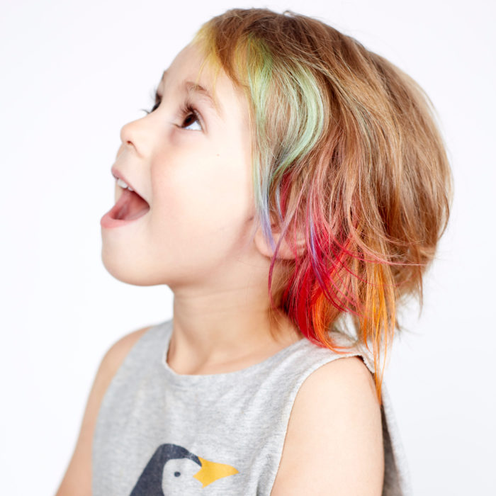 Niña con cabello de colores