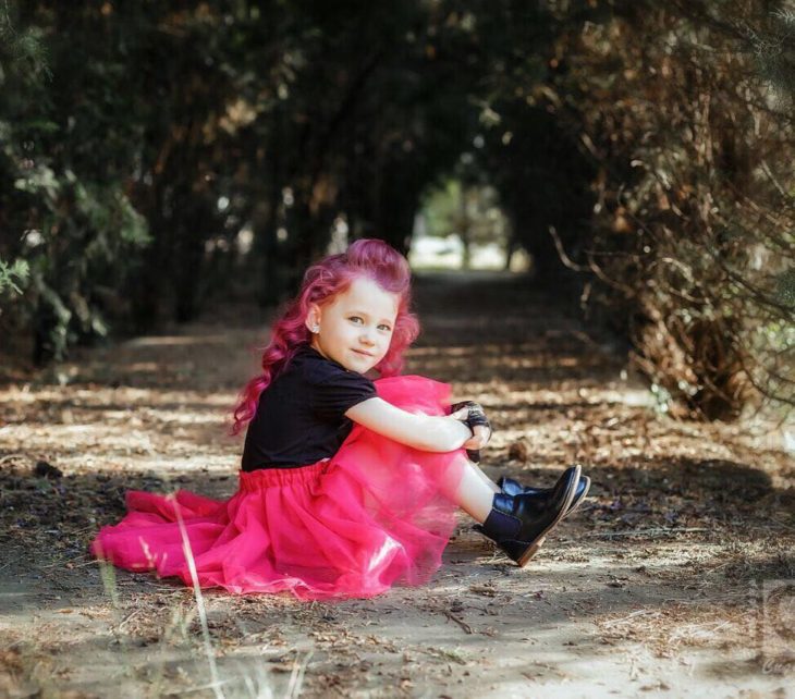 Niña con cabello de colores