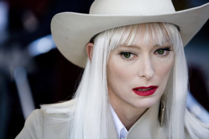 Tilda swilon en el papel de La rubia de la película 'Los límites del control'