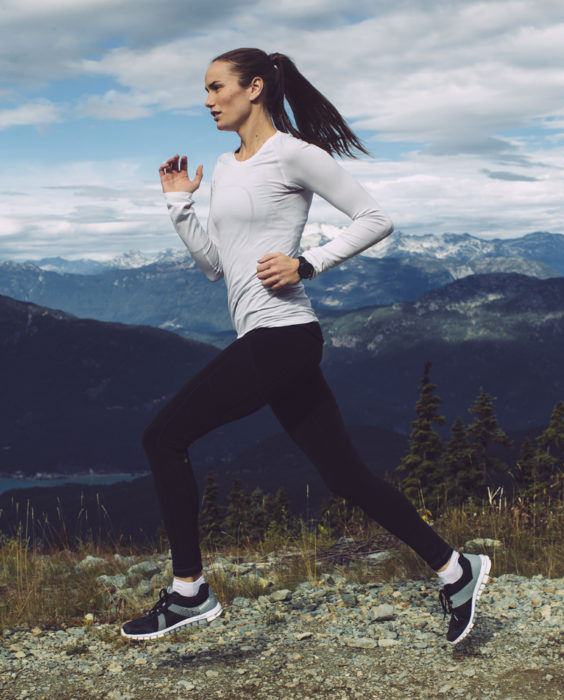 Chica corriendo blusa blanca pantalones negros pechos pequeños