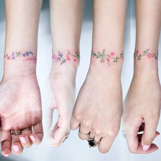 Tatuaje de flores en la muñeca