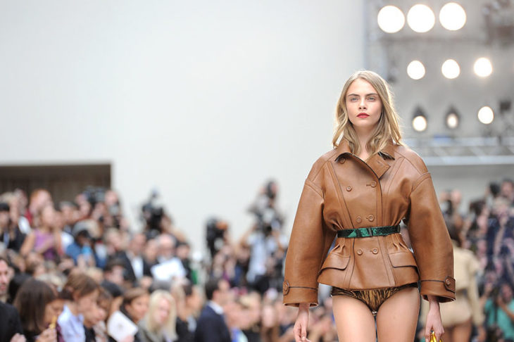 Cara Delevingne en pasarela chaqueta caqui