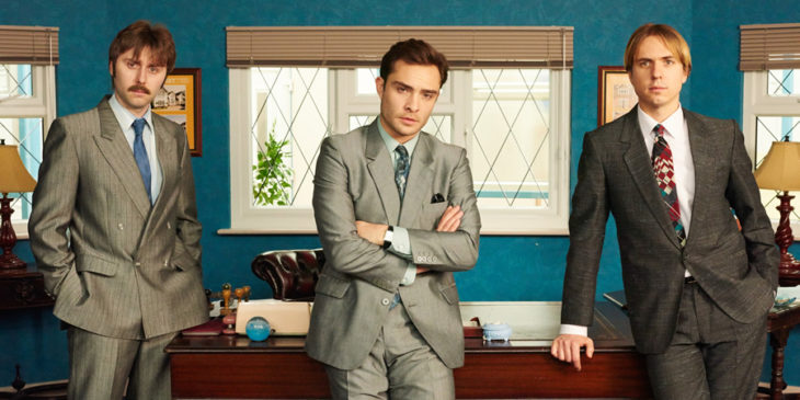 Ed Westwick en White Gold en traje gris con sus compañeros 