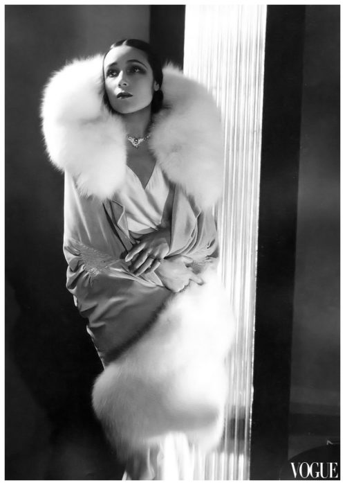 Dolores del Río con vestido de satín blanco y estola de peluche 