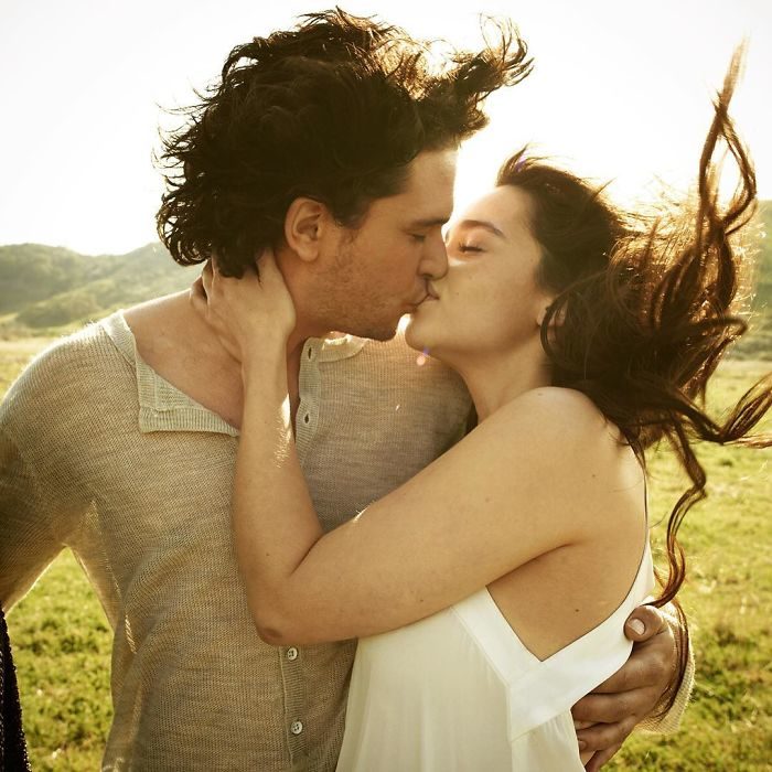 Emilia Clarke y Kit Harrington besandose en sesión de Rolling Stone 