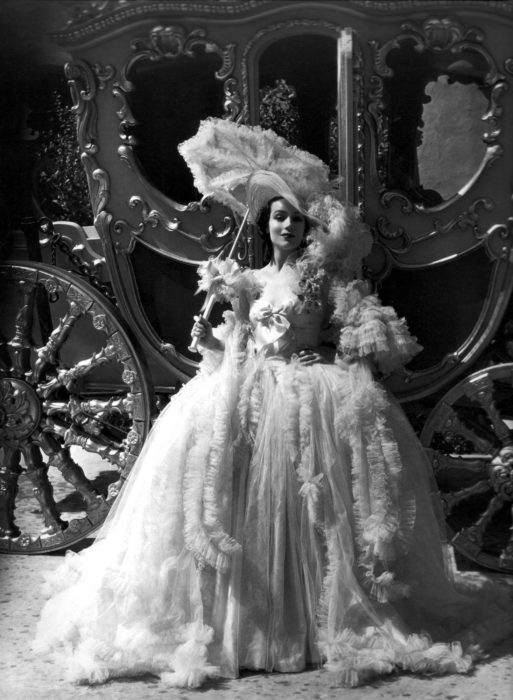 Dolores del Río vestido del siglo XIX blanco