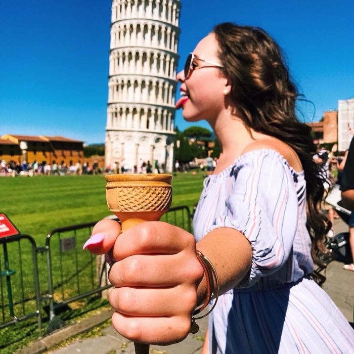 chica comiendo la torre de pisa