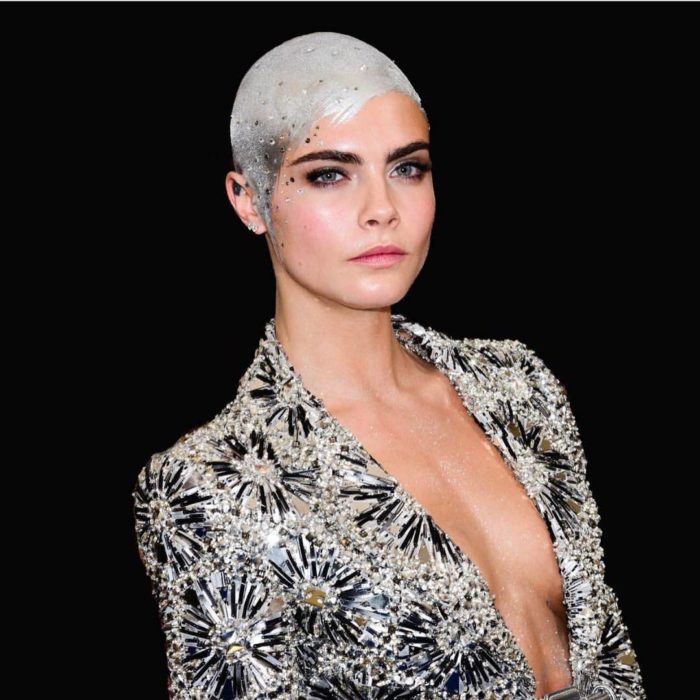 Cara Delevingne look plata