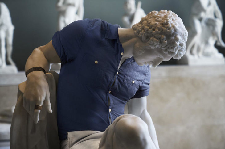 escultura clásica vestida de manera moderna