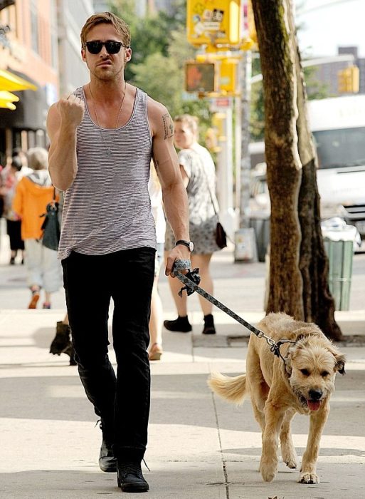 Ryan Gosling y George de paseo