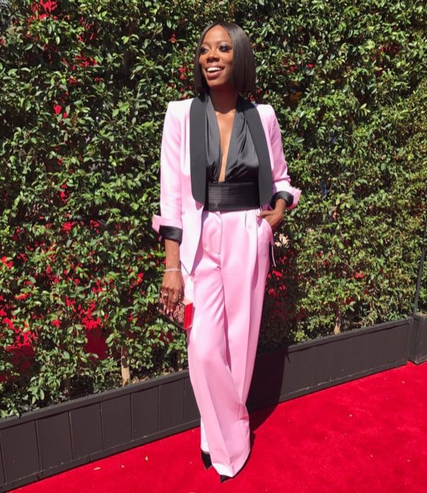 Yvonne Orji traje rosa en alfombra roja