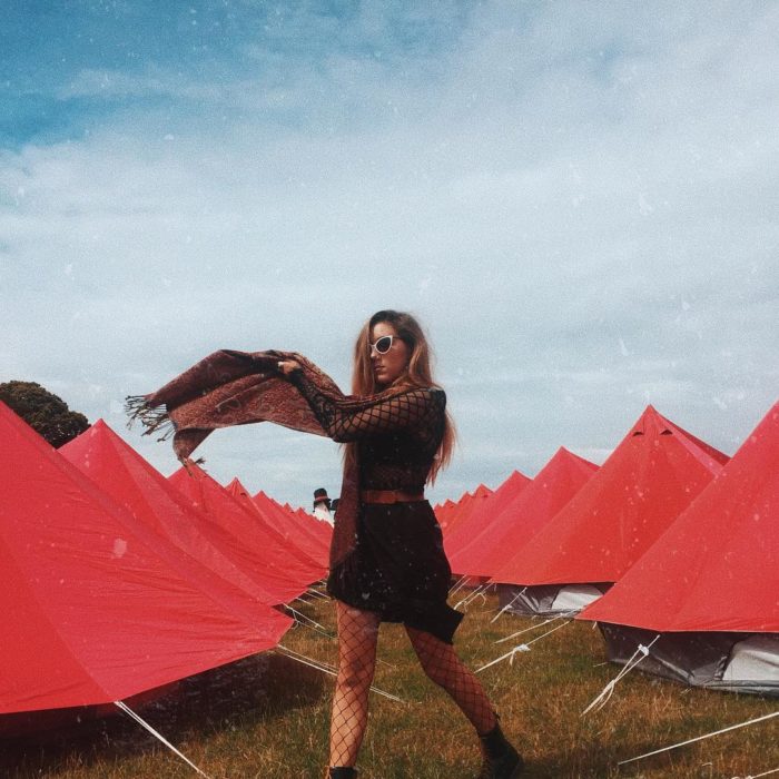 chica en festival falda negra