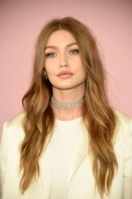 estilo de cabello capas desvanecidas y largas gigi hadid