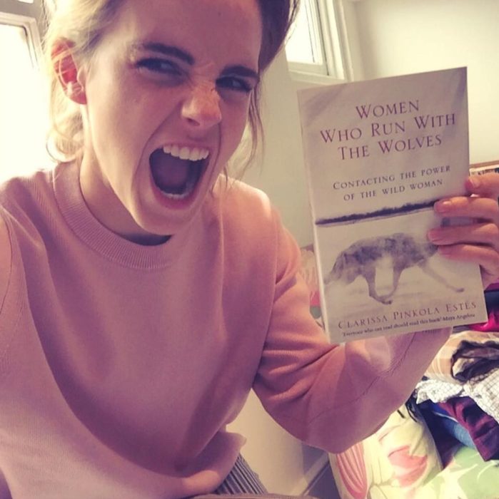 Emma Watson libro mujeres que corren con los lobos