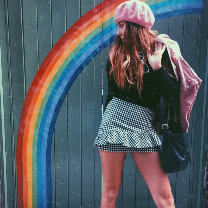 chica con falda y arcoiris