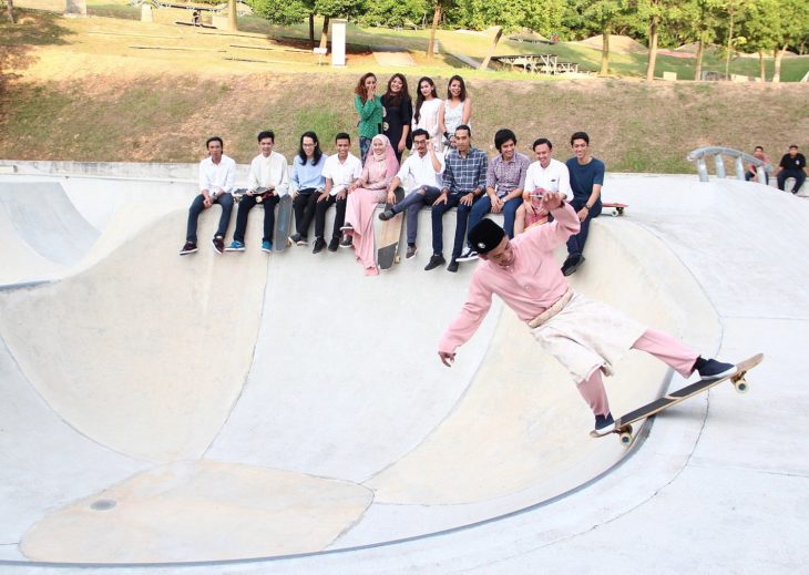 novio patinando