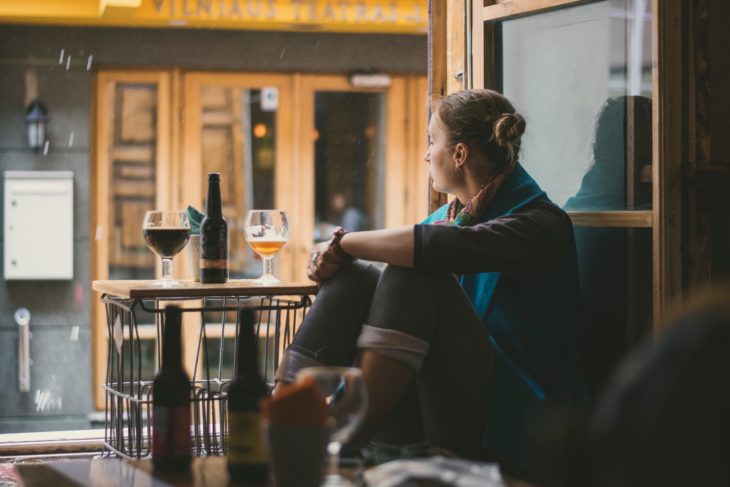 chica sola en el bar