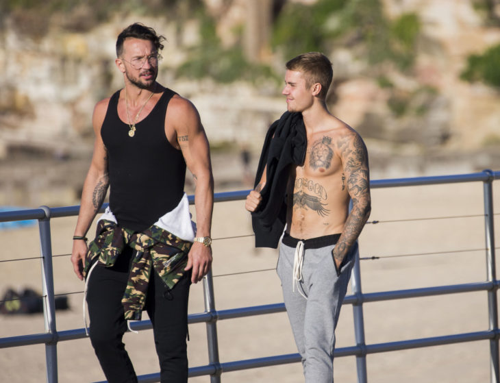 justin bieber y su pastor karl lentz caminando