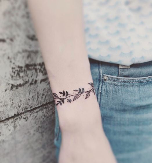 tatuaje de hojas y flores 