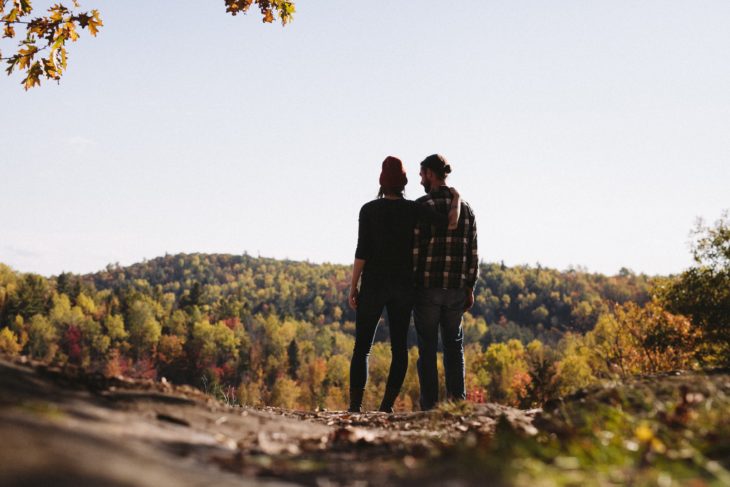 pareja viendo el paisaje