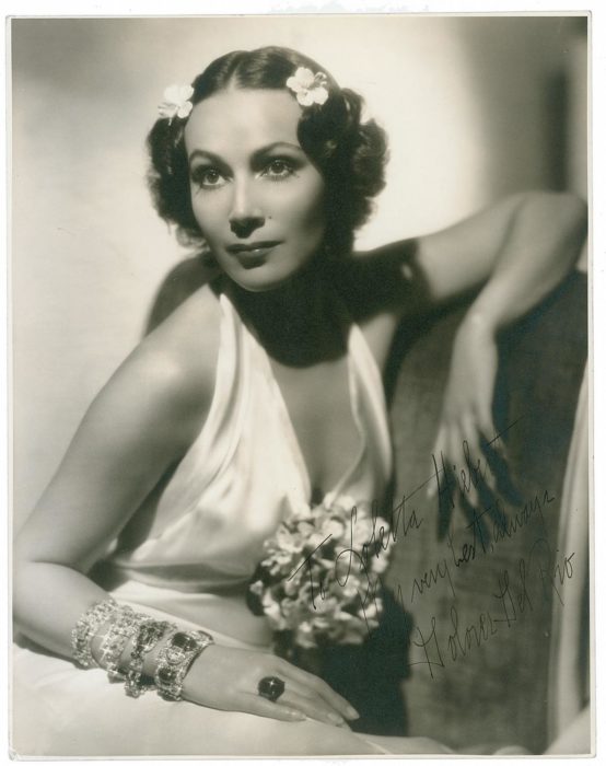 Dolores del Río flores en el cabello