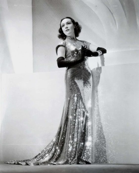 Dolores del Río usando vestido brillante muy glamoroso