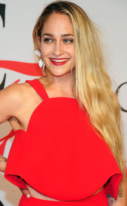 Jemima Kirke axilas con vello