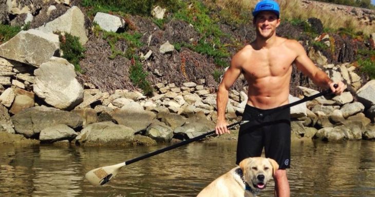 Scott Eastwood y Freddy haciendo paddle