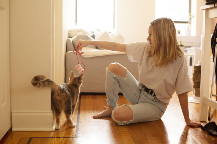 Chica jugando con su gato 