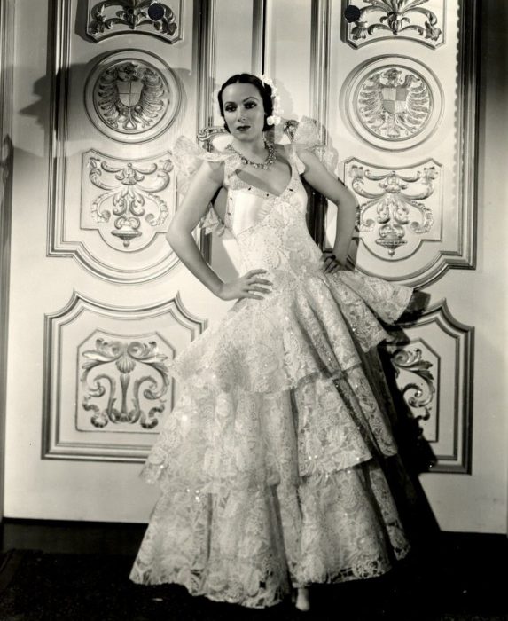 Dolores del Río vestido de olanes blanco