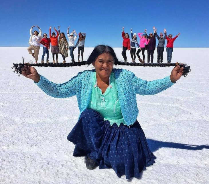 señora con gente en sus trenzas