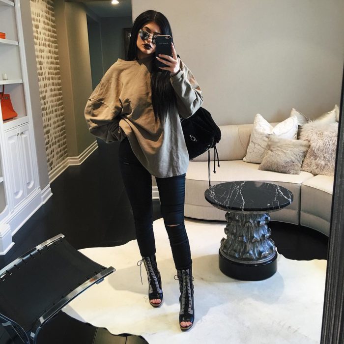 Kylie Jenner mallones negros, sudadera gris