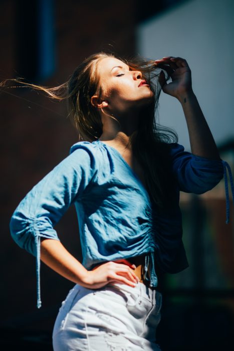 mujer fuerte bonito cabello