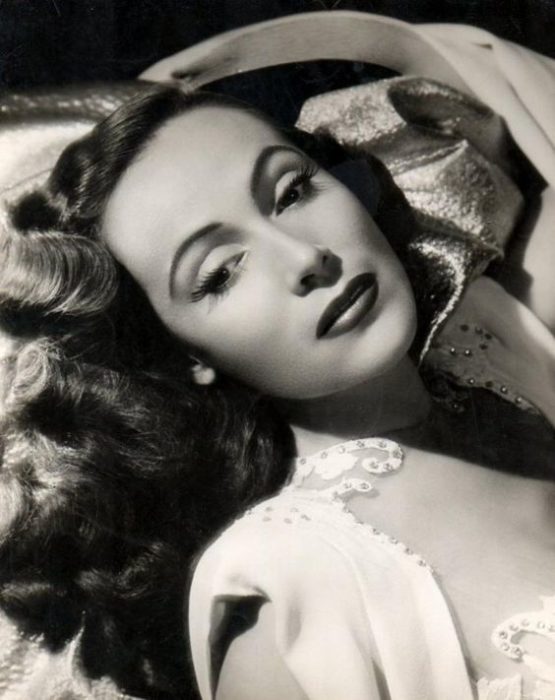 Dolores del Río recostada