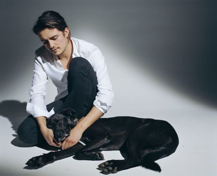 Orlando Bloom y Sidi perro negro