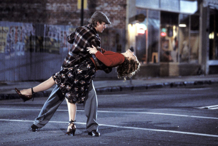 pareja bailando feliz en la calle