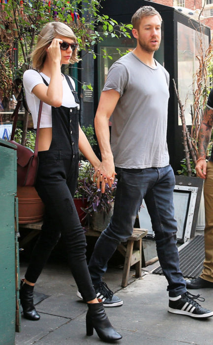 pareja de novios saliendo de un restaurante 