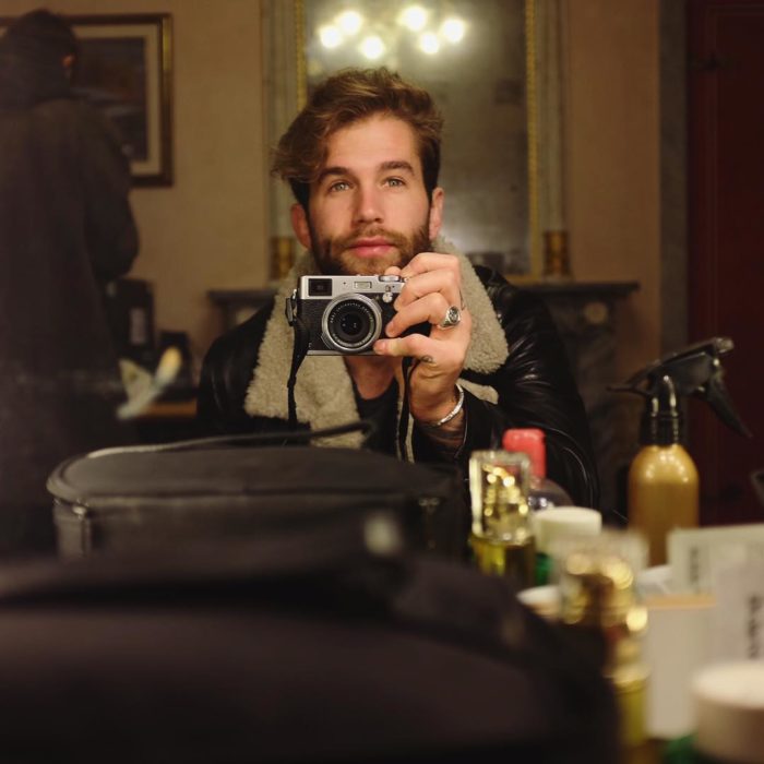 Andre Hamann en sala tomando foto